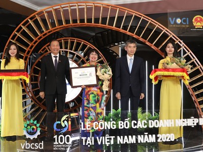 Bà Lê Thị Minh Thảo, PTGĐ Kl994 game bài casino hấp dẫn Phenikaa, nhận giải thưởng Top 100 DN phát triển bền vững 2020.