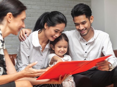 Hiếm có khách hàng nào đọc được hết và hiểu rõ hợp đồng Kl99kl phiên bản hoạt động nếu người tư vấn không am hiểu và tận tình hỗ trợ. Ảnh: Shutterstock.