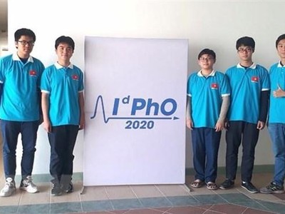 Năm học sinh tham dự Olympic Vật lý quốc tế 2020 đều giành huy chương. (Ảnh: TTXVN phát).