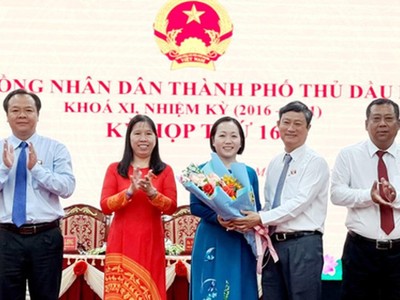 Bà Cúc nhận hoa chúc mừng (Ảnh: BS).