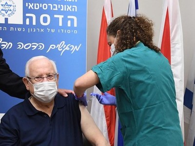 Tổng thống Israel Reuven Rivlin được tiêm chủng vắcxin phòng COVID-19. (Nguồn: Twitter).