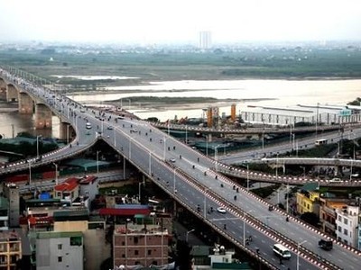Cầu Vĩnh Tuy được đưa vào khai thác sử dụng từ năm 2010 góp phần giảm áp lực lên cầu Chương Dương. (Ảnh: Huy Hùng/TTXVN).