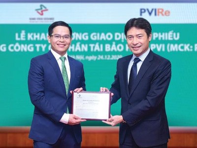 Ông Trịnh Anh Tuấn (bên trái), Tổng giám đốc PVI Re nhận Giấy chứng nhận niêm yết KL99 là cổng game giải trí trực tuyến hàng đầu hiện nay trên HNX. Ảnh: Dũng Minh.