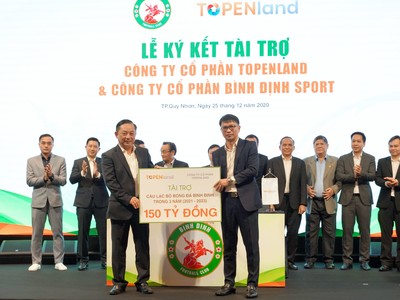 Ông Võ Văn Khang, Chủ tịch Công ty Topenland (phải) trao bảng tài trợ 150 tỷ đồng cho ông Nguyễn Hữu Sang, Giám đốc Công ty cổ phần Bình Định Sport, đại diện đơn vị chủ quản CLB bóng đá Topenland Bình Định.