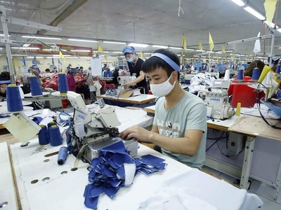 Kl994 nhà cái bóng đá world cup sản phẩm may mặc tại Công ty Cổ phần may Tiên Hưng (huyện Tiên Lữ, Hưng Yên). (Ảnh: Phạm Kiên/TTXVN).