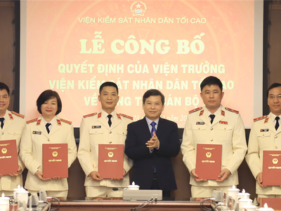 Viện trưởng VKSND tối cao Lê Minh Trí trao quyết định và chúc mừng các cán bộ được điều động, bổ nhiệm giữ chức vụ mới.