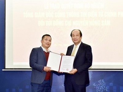 Bộ trưởng, Chủ nhiệm VPCP Mai Tiến Dũng trao Quyết định bổ nhiệm Tổng Giám đốc Cổng TTĐT Kl993 ưu đãi thưởng hấp dẫn cho ông Nguyễn Hồng Sâm. Ảnh: VGP/Nhật Bắc.