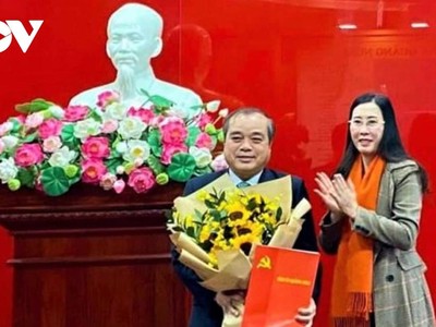 Bà Bùi Thị Quỳnh Vân, Bí thư Tỉnh ủy, Chủ tịch HĐND tỉnh Quảng Ngãi đã trao quyết định và chúc mừng ông Trần Hoàng Tuấn giữ chức Trưởng Ban Nội chính Tỉnh ủy.