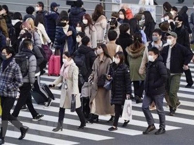 Người dân đeo khẩu trang phòng lây nhiễm COVID-19 tại Tokyo, Nhật Bản, ngày 4/1/2021. (Ảnh: Kyodo/TTXVN).