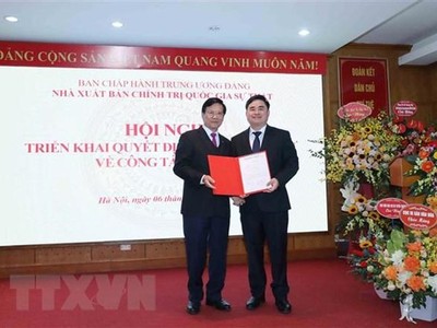 Ông Hà Ban, Ủy viên Trung ương Đảng, Phó Trưởng Ban Tổ chức Trung ương trao quyết định bổ nhiệm ông Phạm Minh Tuấn giữ chức Giám đốc kiêm Tổng Biên tập Nhà xuất bản Kl991.com tải ứng dụng quốc gia Sự thật. (Ảnh: Phương Hoa/TTXVN).