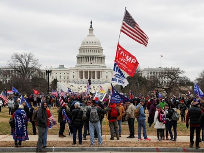 Người biểu tình ủng hộ ông Trump bên ngoài tòa nhà Quốc hội Mỹ. Ảnh: Reuters.