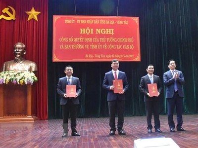 Bí thư Tỉnh ủy Bà Rịa-Vũng Tàu Phạm Viết Thanh trao quyết định cho ông Nguyễn Công Vinh (đứng giữa). (Ảnh: Đoàn Mạnh Dương/TTXVN).
