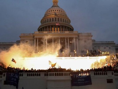 Những người ủng hộ Tổng thống Trump xông vào tòa nhà Quốc hội Mỹ ở Đồi Capitol. (Ảnh: Reuters).