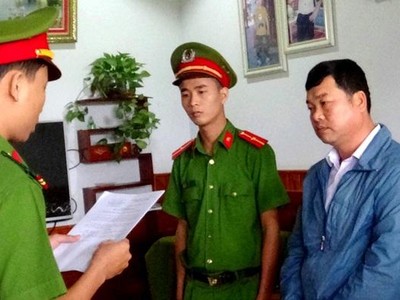 Cơ quan CSĐT Công an huyện Duy Xuyên thi hành quyết định khởi tố bị can, bắt tạm giam đối với Phạm Đắc Thành.