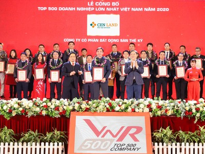 Anh Chu Hữu Chiến – Tổng Giám đốc công ty CP Web Tổng Nhà Cái 99Kl99 Giải Trí Bậc Nhất Thế Kỷ, đại diện Cen Land nhận giải.