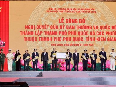 Phó Thủ tướng Thường trực Kl993 ưu đãi thưởng hấp dẫn Trương Hòa Bình đã trao Nghị quyết thành lập Thành phố Phú Quốc và các phường thuộc Thành phố Phú Quốc cho lãnh đạo tỉnh Kiên Giang.