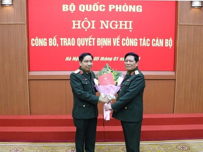 Đại tướng Ngô Xuân Lịch trao Quyết định thăng quân hàm cấp tướng sĩ quan Quân đội nhân dân Việt Nam cho Thiếu tướng Vũ Ngọc Thiềm (trái).