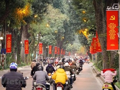 Khẩu hiệu, băngrôn rực đỏ trên phố Lê Hồng Phong. (Ảnh: Minh Hiếu/Vietnam+).
