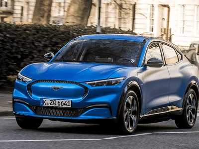 Mẫu xe điện Mustang Mach E giành giải SUV của năm.