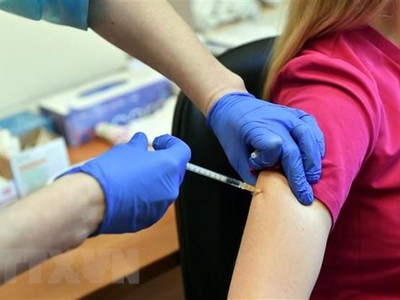 Nhân viên y tế tiêm vắcxin phòng COVID-19 của Pfizer cho người dân. (Ảnh: PAP/TTXVN).