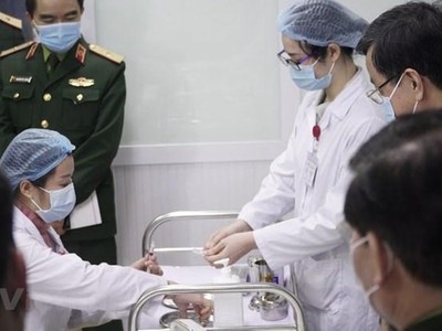Các khâu chuẩn bị để tiêm thử vắcxin Nano Covax. (Ảnh: Hiếu Hoàng/Vietnam+).