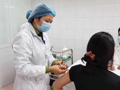 Tình nguyện viên sau 28 ngày tiêm mũi 1 đã được Học viện Quân Y tiêm mũi 2 vắcxin Nano Covax liều 25mcg. (Ảnh: PV/Vietnam+).