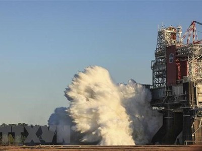 Vụ thử nghiệm động cơ tên lửa của Hệ thống Phóng Không gian (SLS) tại Trung tâm Vũ trụ Stennis ở bang Mississippi, Mỹ ngày 16/1/2021. (Ảnh: AFP/TTXVN).