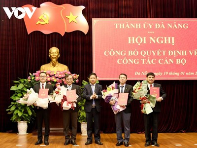 Ông Lương Nguyễn Minh Triết, Phó Bí thư Thường trực Thành ủy Đà Nẵng trao Quyết định và tặng hoa chúc mừng các thành viên được bổ nhiệm giữ chức vụ mới.