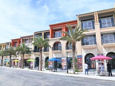 Dãy shophouse khu biển chuẩn bị được vận hành.