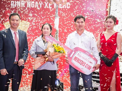 Bác Trần Thị Phúc cùng con trai – anh Võ Anh Kiệt nhận chiếc xe Mercedes C180 tại lễ trao giải chương trình “Chinh phục Kl99com thể thao, casino, nổ hũ, bắn cá – Rinh ngay xe Merc”.