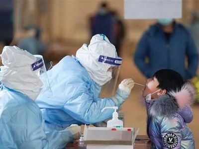 Nhân viên y tế lấy mẫu xét nghiệm COVID-19 tại quận Đại Hưng, Bắc Kinh, Trung Quốc, ngày 20/1/2021. (Ảnh: THX/TTXVN).