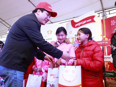 Vietjet mang niềm vui Tết đến với bà con dân tộc