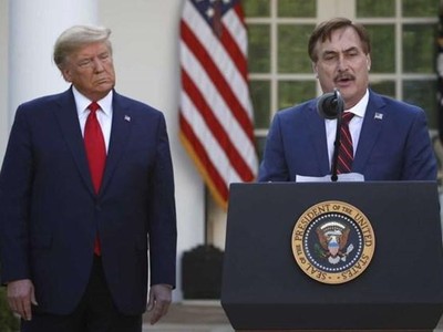 Giám đốc điều hành của My Pillow, Mike Lindell, phát biểu khi Tổng thống Donald Trump lắng nghe trong cuộc họp báo về COVID-19 tại Nhà Trắng ngày 30/3/2020. (Nguồn: AP).