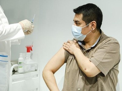 Tiêm vắcxin cho người dân ở thủ đô Moskva. (Ảnh: THX/TTXVN).