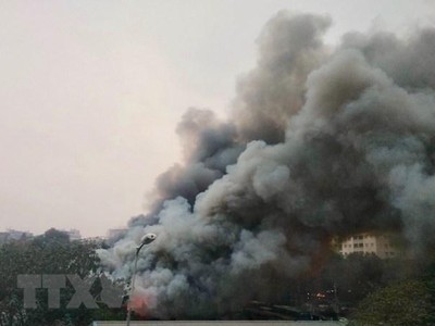 Đám cháy tạo ra cột khói đen bốc cao hàng chục mét. (Ảnh: Nguyễn Thắng/TTXVN).