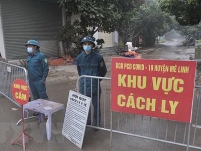 Lực lượng chức năng lập chốt tại khu vực có ca nghi nhiễm. (Ảnh: Phạm Hùng/TTXVN).