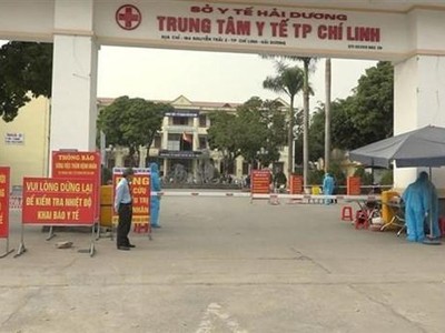 Bệnh viện dã chiến đầu tiên đặt tại Trung tâm y tế thành phố Chí Linh, tính đến trưa 30/1 đã tiếp nhận 120 bệnh nhân COVID-19. (Ảnh: Mạnh Minh/TTXVN).