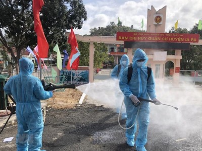 Lực lượng quân đội thuộc Tiểu đoàn Hoá học số 21, Quân đoàn 3 tiến hành phun dung dịch khử khuẩn tại thị xã Ayun Pa và Ia Pa. (Ảnh: Quang Thái/TTXVN).