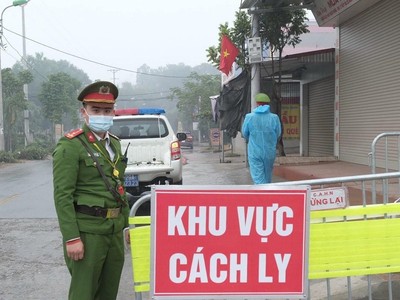 Lực lượng chức năng lập chốt tại Mê Linh, Vĩnh Phúc. (Ảnh: Phạm Hùng/TTXVN phát).