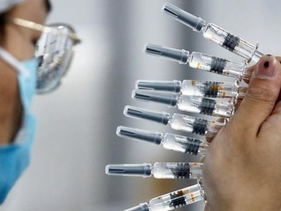 Một nhân viên kiểm tra chất lượng vắc xin Covid-19 của công ty Sinovac. (Ảnh: Reuters).
