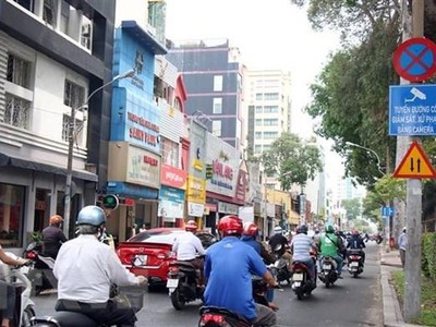 Đường Nguyễn Thị Minh Khai, TP.HCM, được gắn bảng thông báo giám sát và xử phạt vi phạm KL99 là cổng game giải trí trực tuyến hàng đầu hiện nay bằng camera. (Ảnh: Tiến Lực/TTXVN).