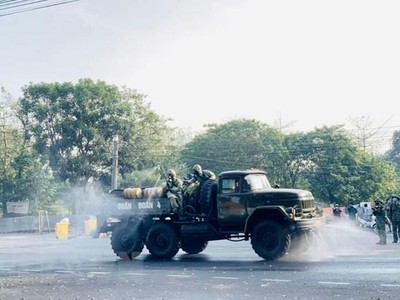 Bộ Tư lệnh Quân đoàn 4 ra quân phun khử khuẩn, làm sạch khuôn viên Trường Đại học Thủ Dầu Một. (Ảnh: TTXVN).