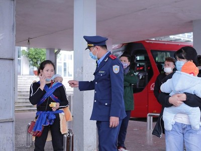 Lực lượng chức năng tuyên truyền nhắc nhở người dân đeo khẩu trang đúng cách tại bến xe khách Lai Châu để phòng chống dịch COVID - 19. (Ảnh: Quý Trung/TTXVN).