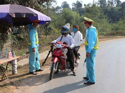 Lực lượng chức năng thuộc tổ chốt kiểm soát tại Km30 tuyến Quốc lộ 279 đang thực hiện truy vết, nhận diện các trường hợp F1, F2, F3. (Ảnh: Xuân Tiến/TTXVN).
