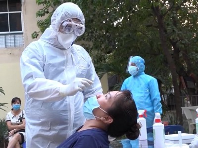 Lấy mẫu xét nghiệm tầm soát Covid-19 (HCDC).