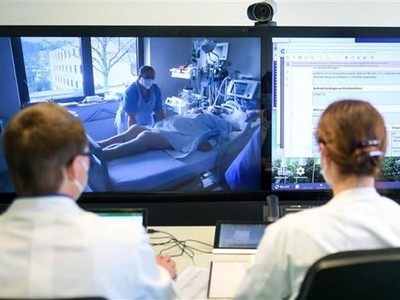 Các bác sĩ điều trị trực tuyến cho bệnh nhân COVID-19 tại bệnh viện ở Aachen, miền Tây Đức ngày 20/1/2021. (Ảnh: AFP/TTXVN).