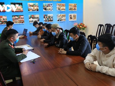 Các đối tượng trong đường dây lừa đảo qua mạng.