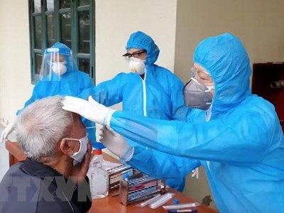 Lấy mẫu xét nghiệm của người dân. (Ảnh: Đinh Tuấn/TTXVN).