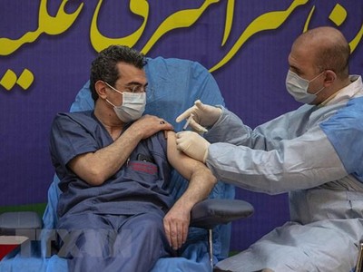 Nhân viên y tế tại thủ đô Tehran được tiêm vắcxin. (Ảnh: THX/TTXVN).
