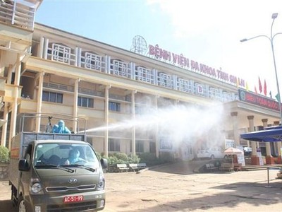 Lực lượng quân đội Quân đoàn 3 khử khuẩn tại các điểm dịch trên địa bàn tỉnh Gia Lai. (Ảnh: TTXVN phát).